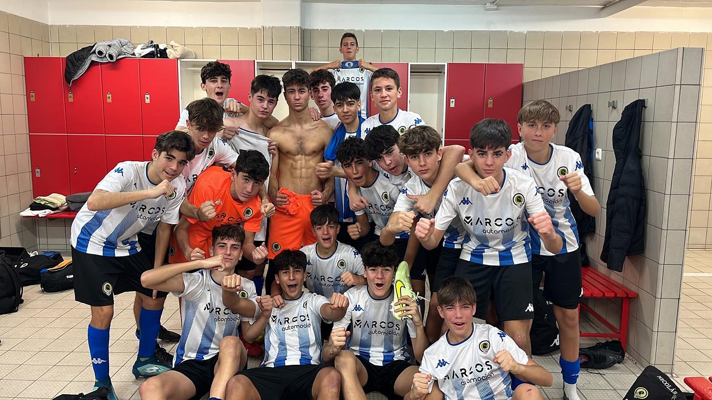El Cadete B celebrando la victoria en el veatuario