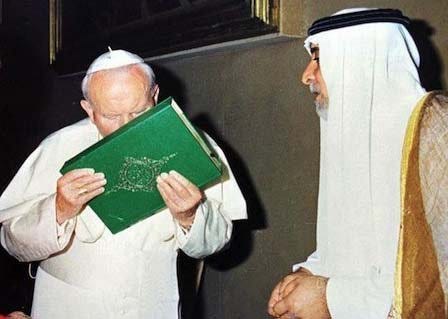 millardayo on X: "Mwaka 2001, Papa John Paul II aliingia na kuswali kwenye  Msikiti wa Damascus, Syria na aliibusu Qur'an ili kuweka uhusiano mzuri na  Wakristo" / X