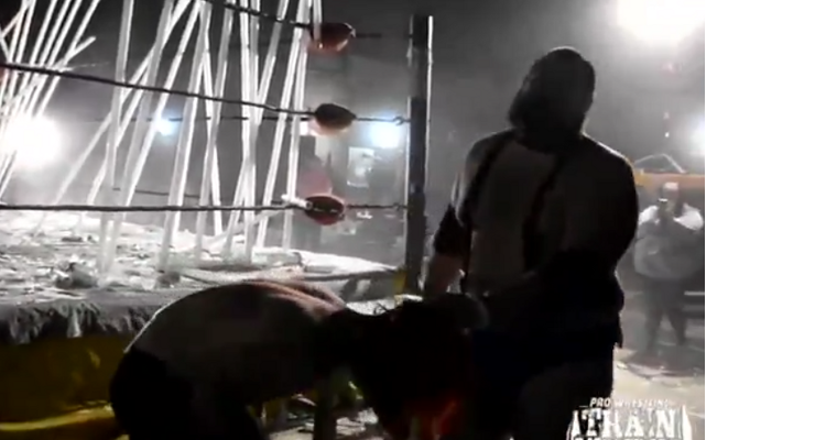 [Screenshot: Outlines of Akira and Rice outside the ring]