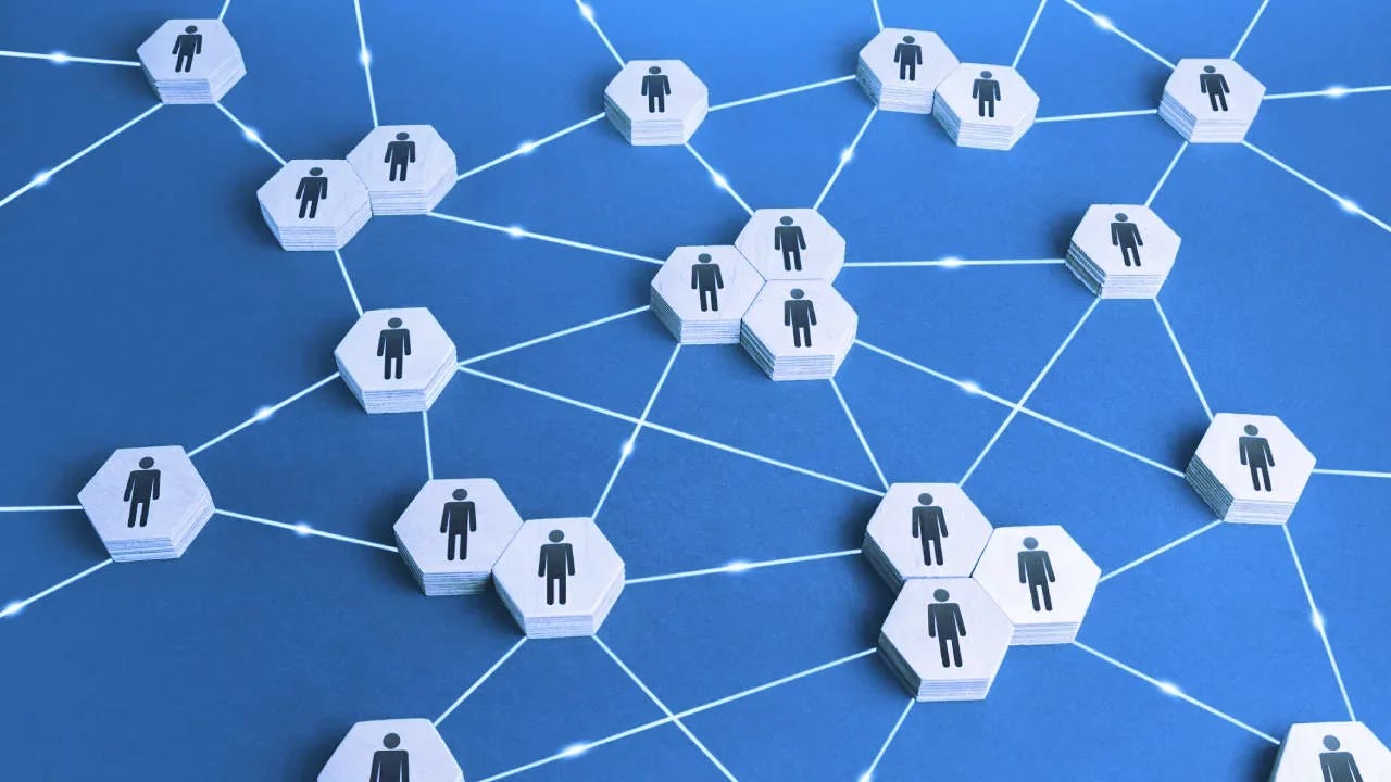 DAOs prometem descentralizar a governança das empresas.  Imagem: Shutterstock