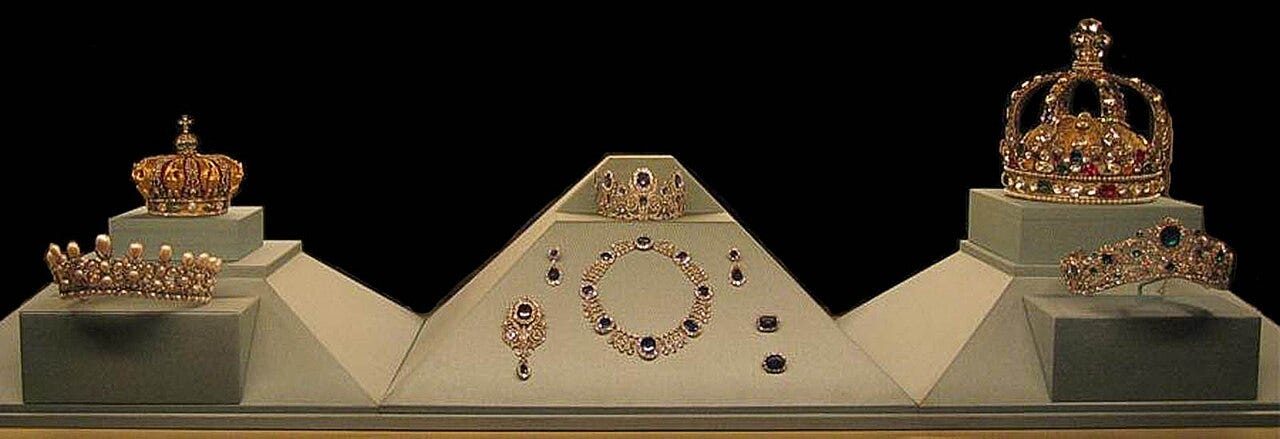 Photo: Michael Reeve / Wikimedia Commons (CC BY-SA 3.0) Crown Jewels of France, on display at the Louvre with the diadem and Crown of Empress Eugenie to the left, the set of Queen Marie Amélie in the centre and the crown of Louis XV to the right with the diadem of the Duchess of Angoulème.