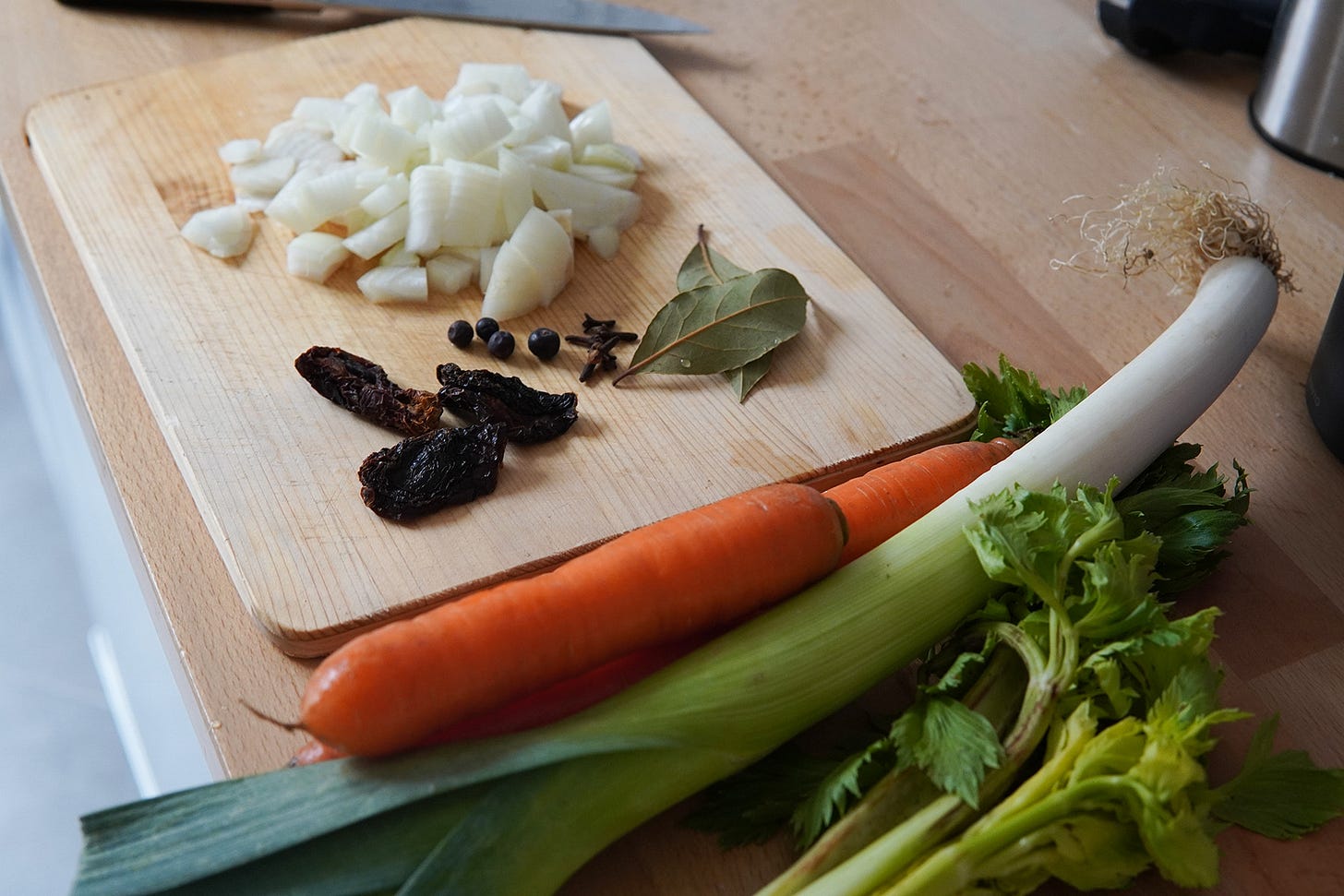 les ingrédients de la soupe crus sur une planche
