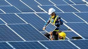 Glasgow Airport unveils plans for 15MW solar farm - BBC News