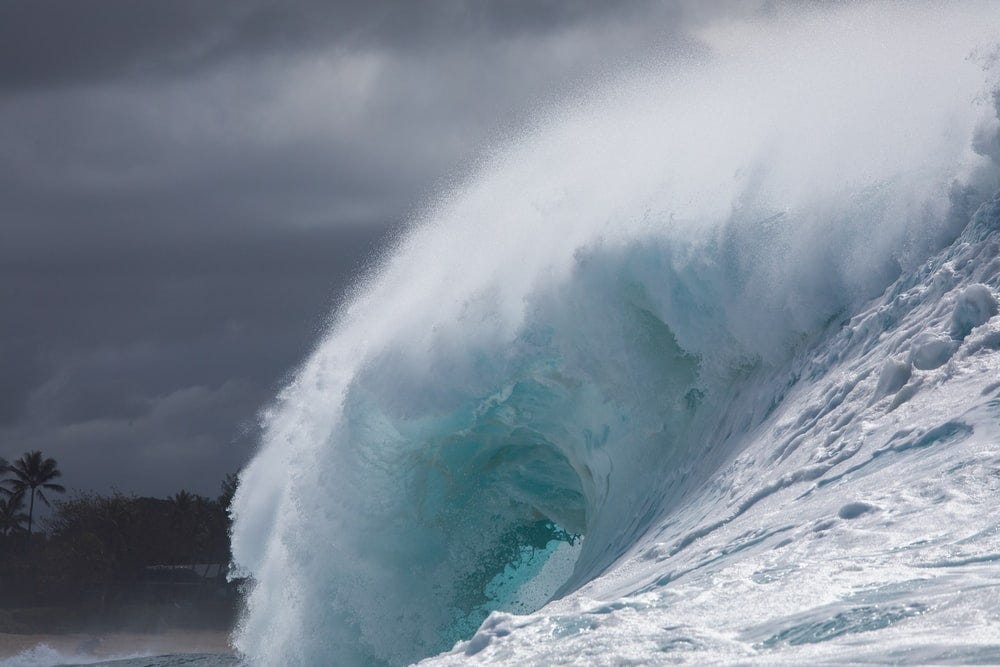 ocean waves crashing on shore during daytime ocean waves crashing on shore during daytime