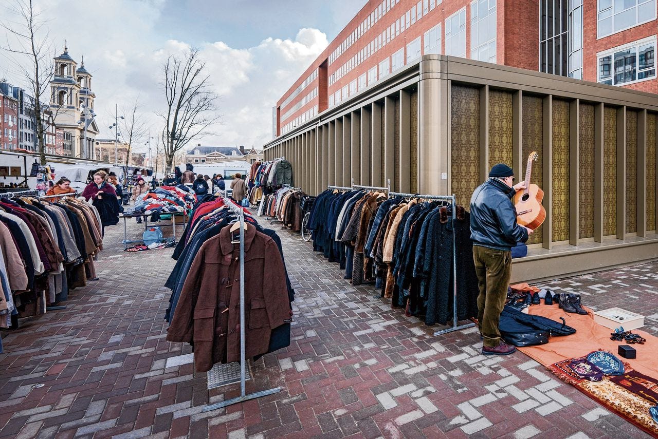 Waterlooplein: strengere regels voor wat vroeger nog een echte rómmelmarkt  was - NRC