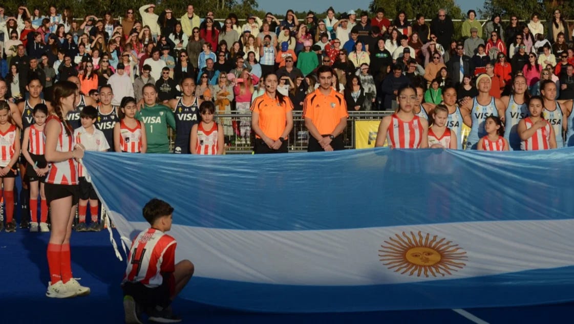Magalí Forment y Basilio Canale, los otros bahienses que salieron a la cancha con Las Leonas