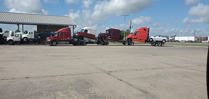 Transmigrante vehicles waiting in line at Mexican border crossings