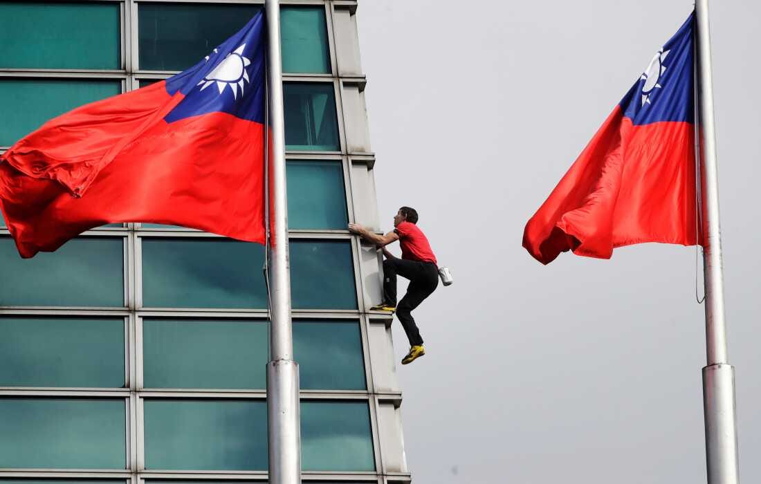 Rock climber Alex Honnold, of the U.S., performs a free solo climb of the Taipei 101 skyscraper in Taipei, Taiwan, Sunday, Jan. 25. 2026. Rock climber Alex Honnold, of the U.S., performs a free solo climb of the Taipei 101 skyscraper in Taipei, Taiwan, Sunday, Jan. 25. 2026.