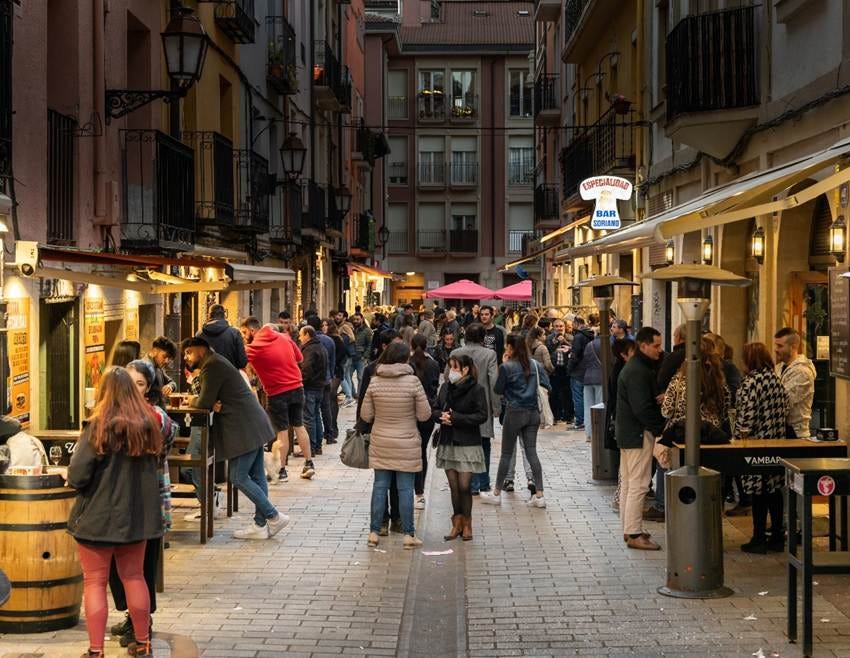 A group of people walking down a street

AI-generated content may be incorrect.