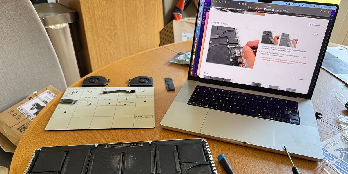 The Elegant Inside of a Ten-Year-Old MacBook Pro: A Tribute to Craftsmanship