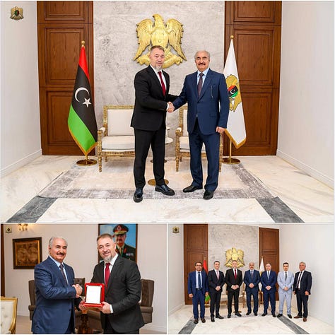 Një narrativë, dy plane veprimi. Nga ceremonitë patriotike dhe simbolika e UÇK-së në Kosovë, te shtrëngimi i duarve me Khalifa Haftar në Libi, një aktor jo-shtetëror i lidhur ngushtë me operacionet dhe ndikimin rus në Afrikën e Veriut. Kjo galeri dokumenton kontrastin mes diskursit publik dhe ndërveprimeve të jashtme, duke ngritur pyetje thelbësore mbi orientimin politik, implikimet për sigurinë kombëtare dhe normalizimin e ndikimit rus në hapësirën publike në Kosovë.