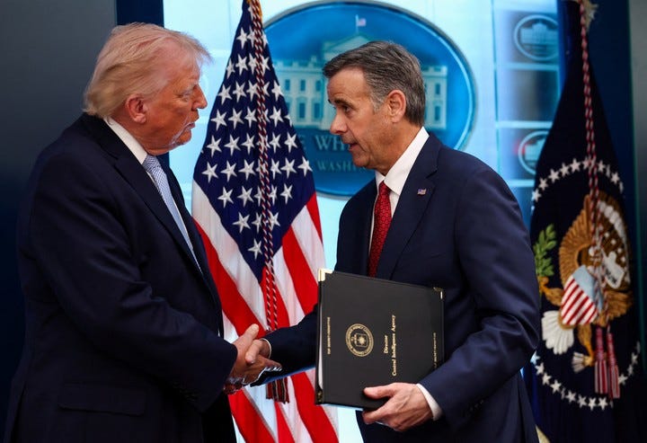 El presidente norteamericano, Donald Trump, junto con el director de la Central de Inteligencia Norteamericana (CIA), John Ratcliffe, en Washington en abril de este año. Foto: Reuters El presidente norteamericano, Donald Trump, junto con el director de la Central de Inteligencia Norteamericana (CIA), John Ratcliffe, en Washington en abril de este año. Foto: Reuters
