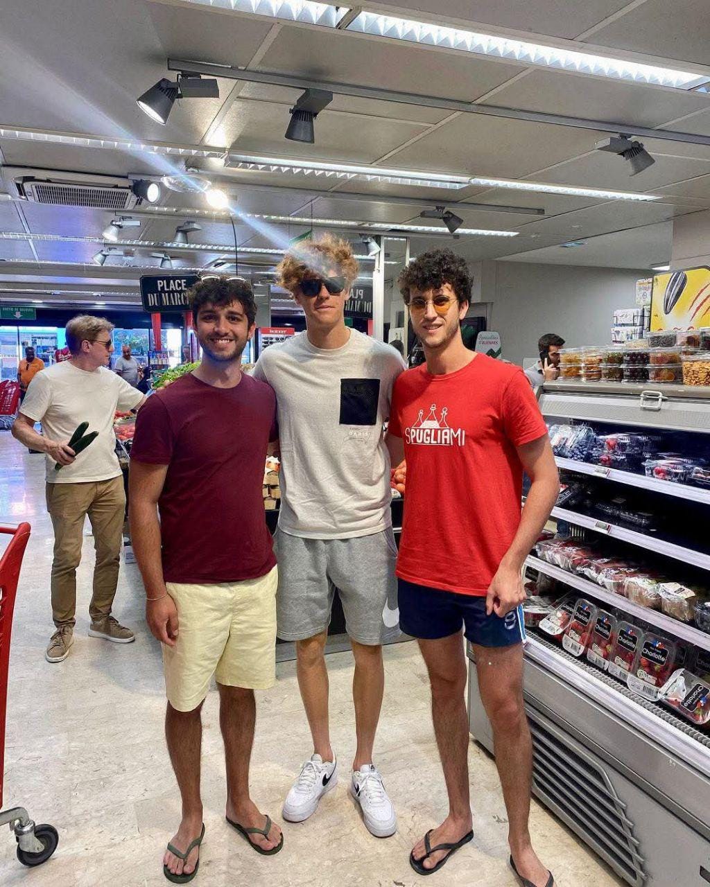 r/tennis - Jannik spacca con gli occhiali da sole al supermercato — Intanto, suo padre fa un fotobomba con due zucchine in mano