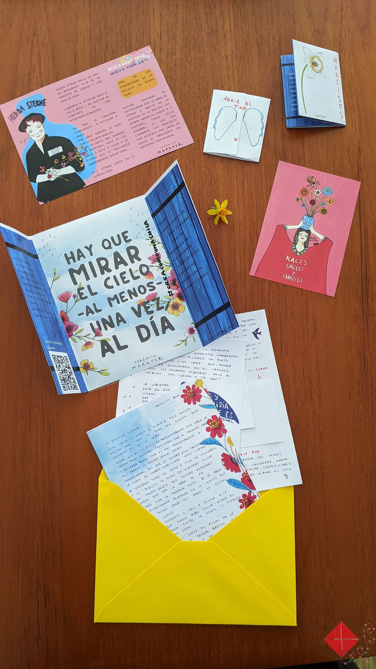 Foto de todo el contenido de una de mis cartas amarilas.Incluye un fanzine de narcisos, la biograafía de Hedda Stener, un papel que pone abrir al final, una ilustración y las cuartillas manuscritas