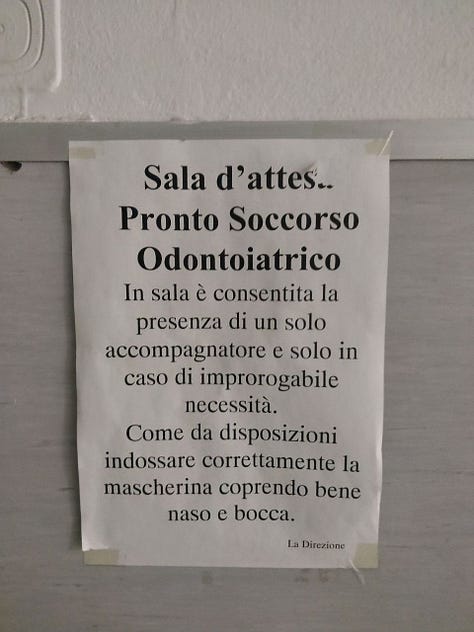 Fotografie di sei cartelli informativi appesi alle pareti di un pronto soccorso odontoiatrico, riguardanti divieto di usare il cellulare, modalità per accedere al pronto soccorso, raccomandazioni sui comportamenti in tempo di covid-19.