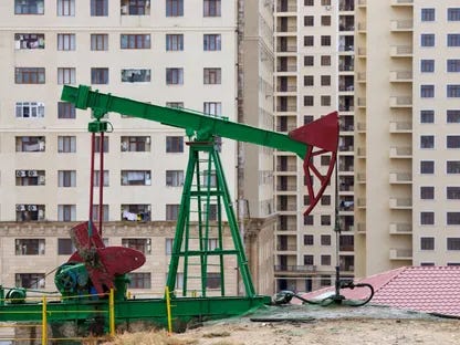 مضخة نفط. أدت تغريدة نشرها الرئيس الأميركي دونالد ترمب على وسائل التواصل الاجتماعي حول التفاوض مع إيران إلى تراجع أسعار الخام بنسبة 14% أمس الإثنين قبل أن يسترد بعض خسائره بعد تكذيب إيران - بلومبرغ