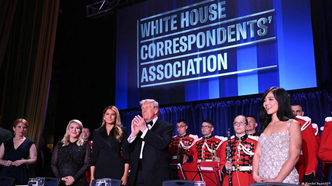 Donald Trump y Melania Trump en un momento de la Cena de los Corresponsales de la Casa Blanca junto a voceros de su gobierno y periodistas.
