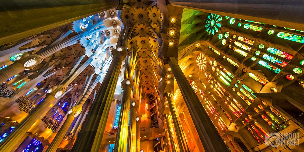 เที่ยว Sagrada Familia — มหาวิหารแห่งบาร์เซโลน่าที่ก่อสร้างยาวนานกว่า ...