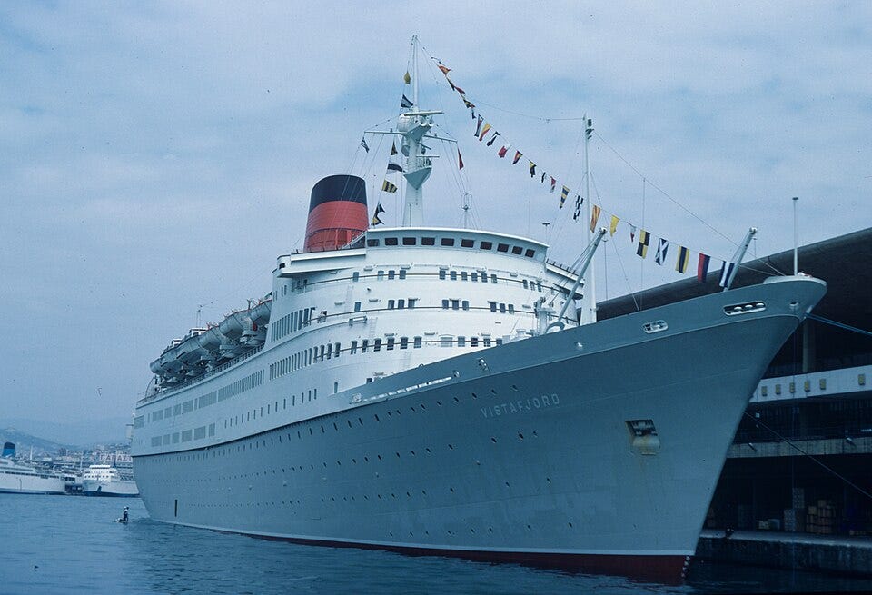 File:"Vistafjord" - Piraeus, 1984.jpg