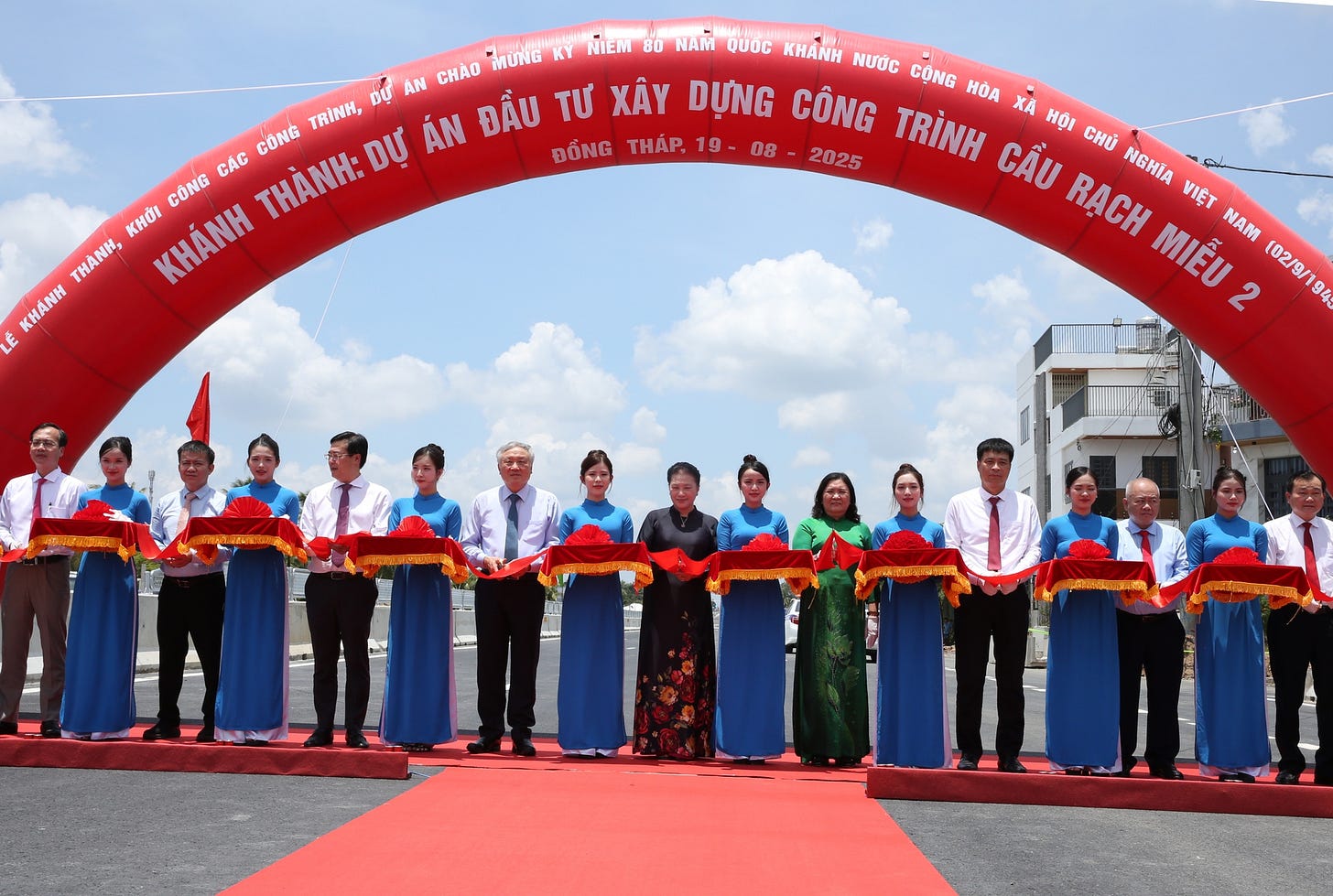 Nguyên Chủ tịch Quốc hội Nguyễn Thị Kim Ngân, Phó Thủ tướng Thường trực Chính phủ Nguyễn Hòa Bình cùng các đại biểu cắt băng lễ khánh thành dự án cầu Rạch Miễu 2 vượt sông Tiền nối Đồng Tháp với Vĩnh Long - Ảnh: VGP/Nguyễn Hoàng. Nguyên Chủ tịch Quốc hội Nguyễn Thị Kim Ngân, Phó Thủ tướng Thường trực Chính phủ Nguyễn Hòa Bình cùng các đại biểu cắt băng lễ khánh thành dự án cầu Rạch Miễu 2 vượt sông Tiền nối Đồng Tháp với Vĩnh Long - Ảnh: VGP/Nguyễn Hoàng.