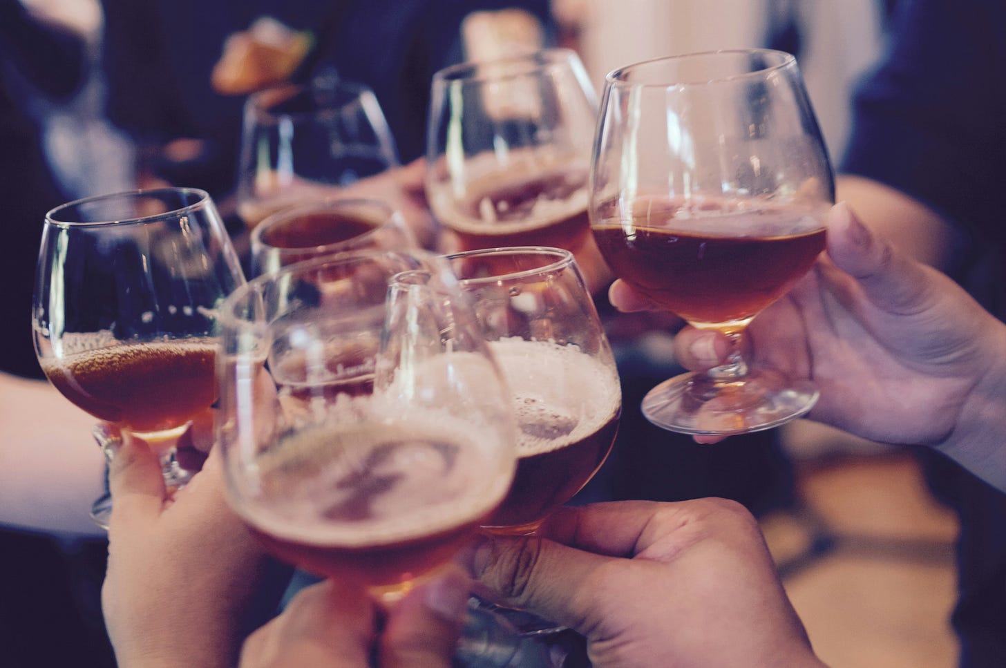 Nazdravljanje s pivskimi kozarci v obliki tulipana.