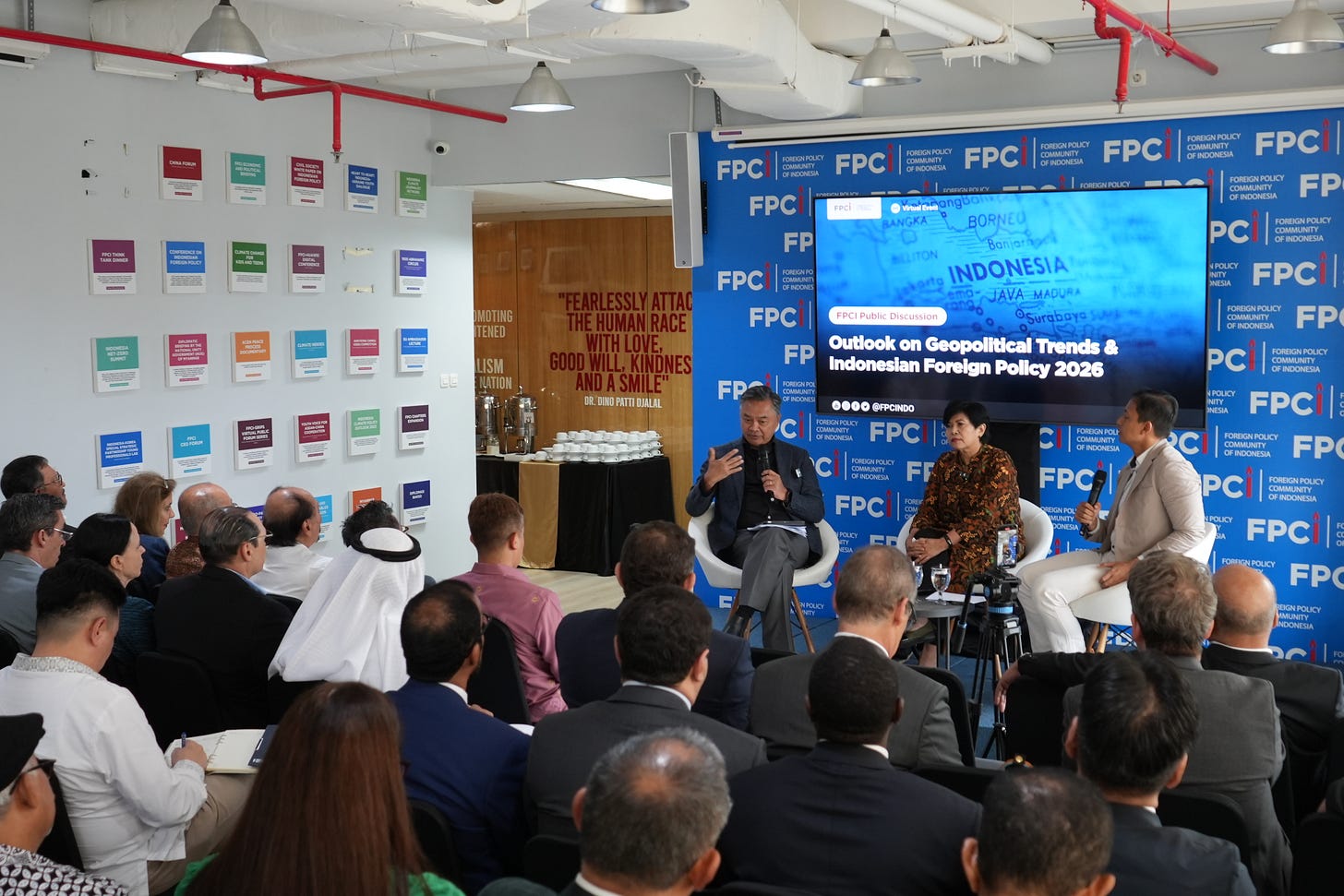 Dr. Dino Patti Djalal and Prof. Dewi Fortuna Anwar speaking at an FPCI public discussion on geopolitical trends and Indonesia’s foreign policy outlook for 2026.