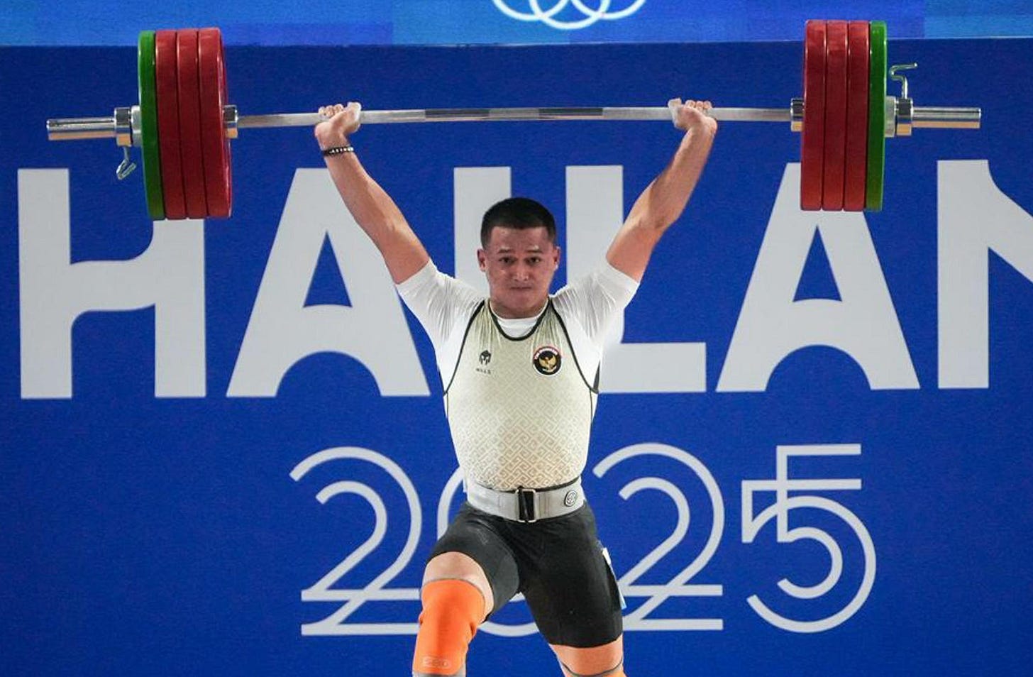 Indonesian weightlifter Rizky Juniansyah performed his final push up before setting a world record and winning gold at the 2025 SEA Games
