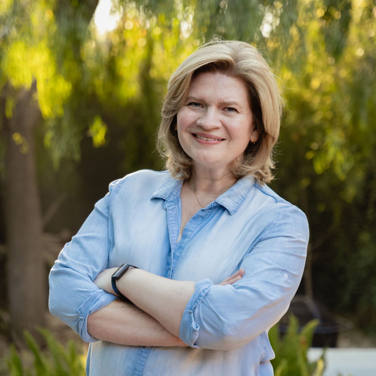 Emmy Laybourne Fights Her Phone