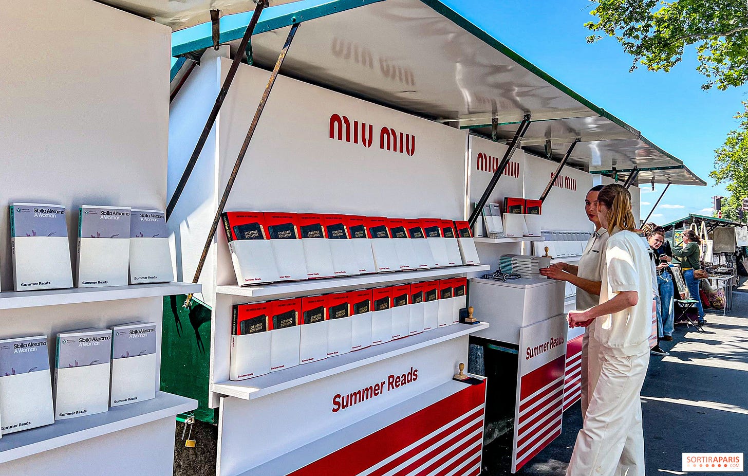 Miu Miu distributes books and free ice creams on Paris quays this Saturday!  - Sortiraparis.com