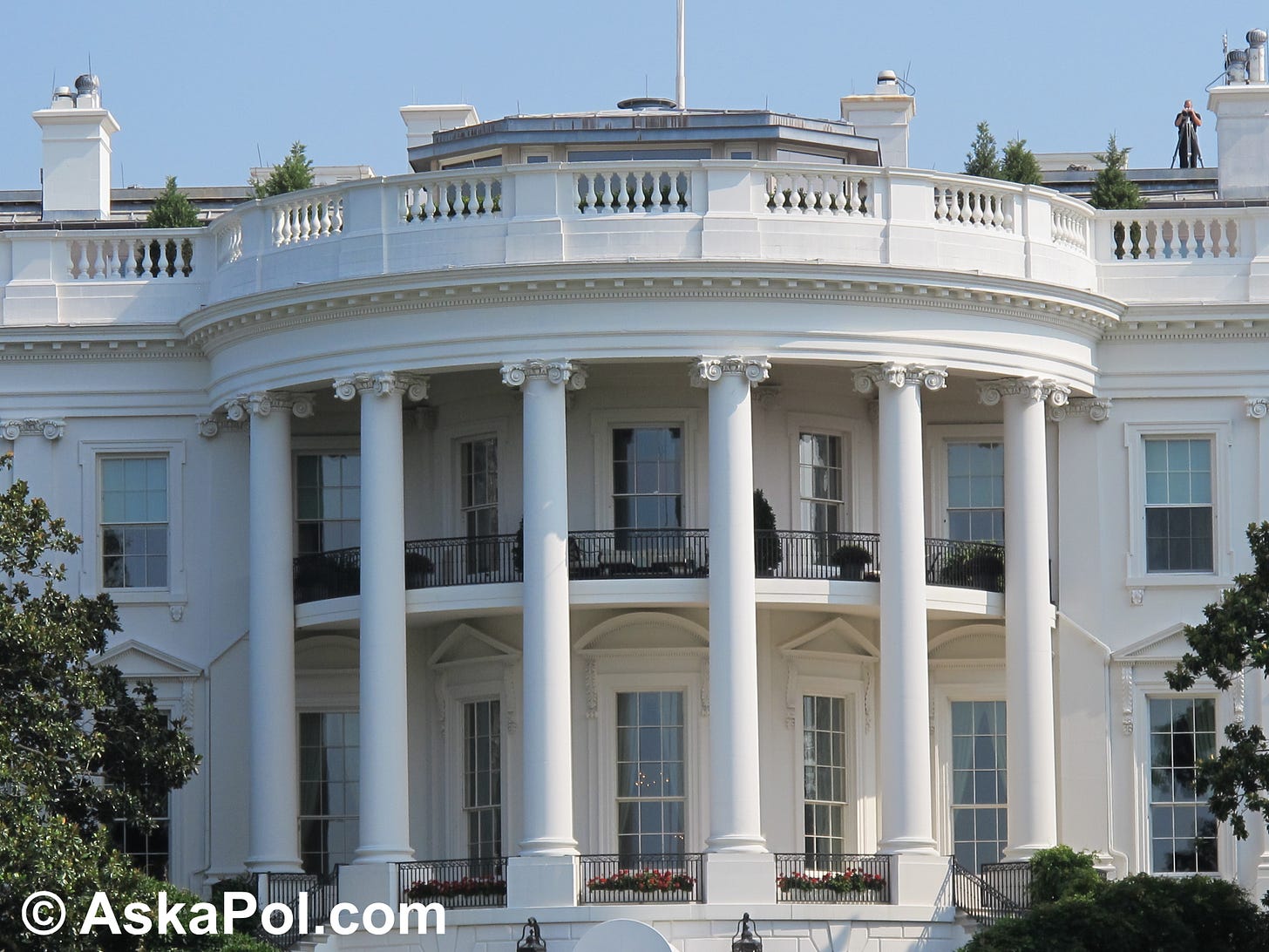 White House balcony on a sunny day with one Secret Service agent on the roof with binoculars and sniper rifle. Phot: Matt Laslo © www.askapolpolitics.com White House balcony on a sunny day with one Secret Service agent on the roof with binoculars and sniper rifle. Phot: Matt Laslo © www.askapolpolitics.com