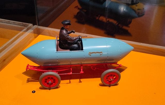 La Jamais Contente était en avance sur de nombreux aspects, mais l’industrie automobile ne reviendra vers ce type de voitures électriques que bien plus tard.