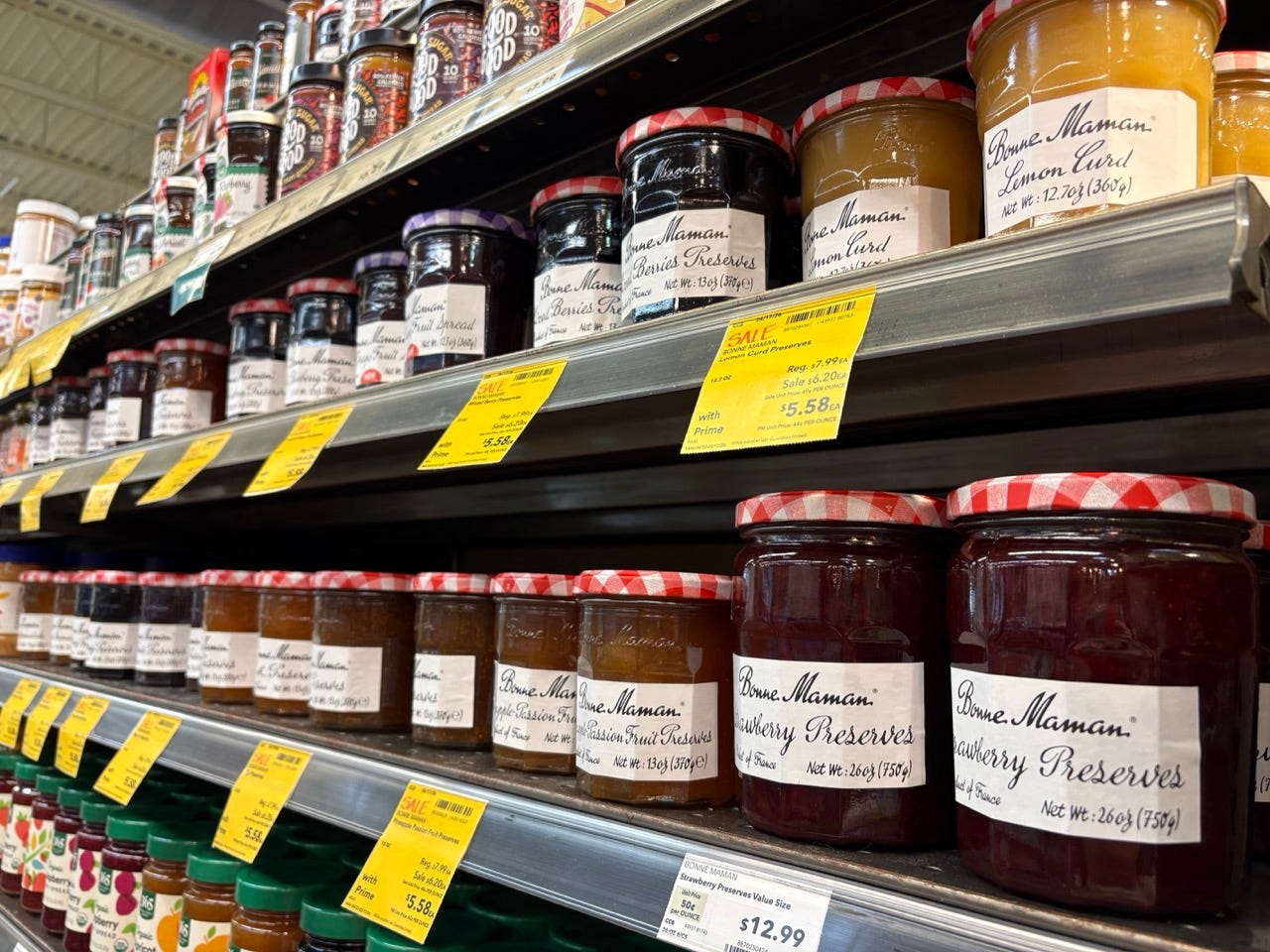 Des pots de confiture de la marque française « Bonne Maman » dans un magasin aux États-Unis. 