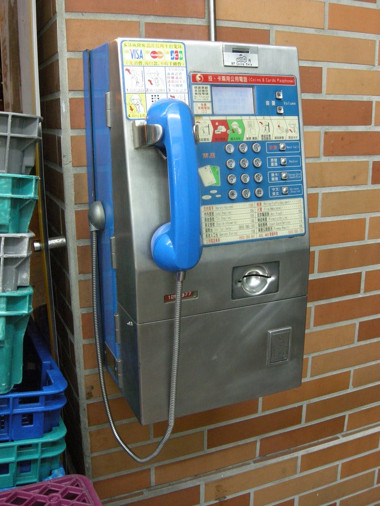 公共電話與行動通訊並存的街景|來源:contri/Flickr(CC BY-SA) 公共電話與行動通訊並存的街景|來源:contri/Flickr(CC BY-SA)