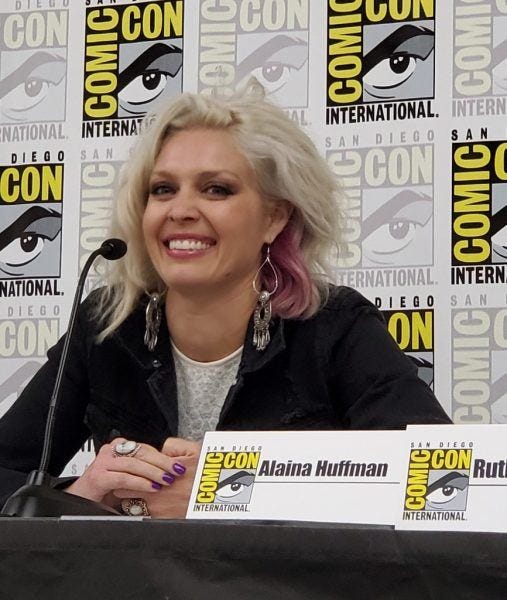 Alaina Huffman smiling for Beyond Scream Queens Supernatural Comic Con 2019 Alaina Huffman smiling for Beyond Scream Queens Supernatural Comic Con 2019