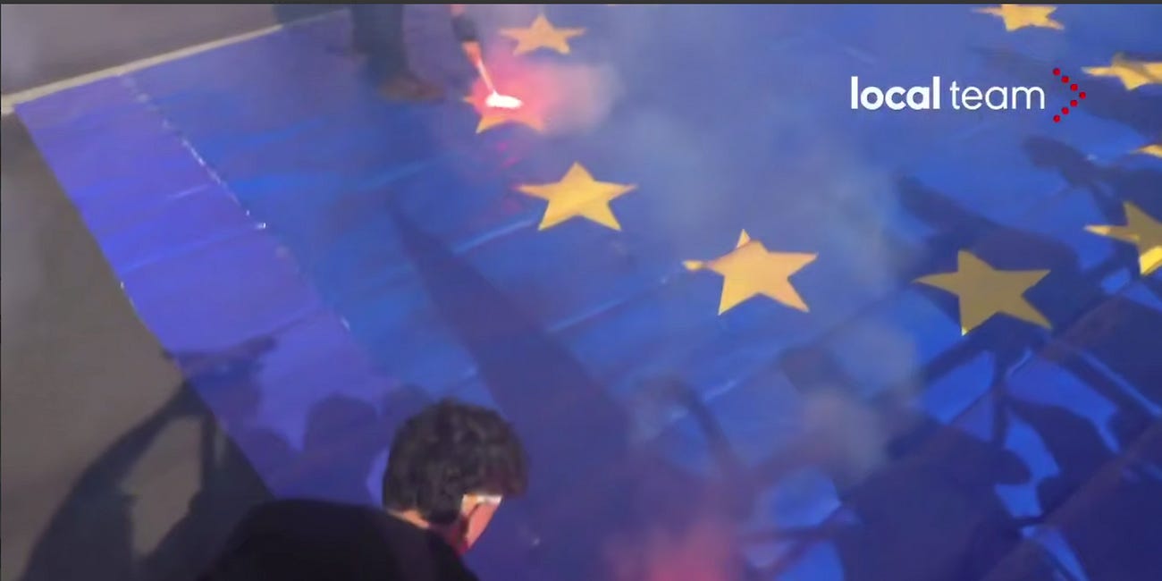 Φωτιά σε σημαία της Ευρωπαϊκής Ένωσης σε διαδήλωση φοιτητών στη Ρώμη