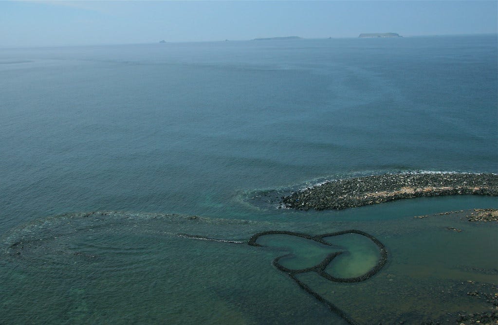 退潮時的澎湖石滬|來源:Carrie Kellenberger / Flickr(CC BY-ND 2.0) 退潮時的澎湖石滬|來源:Carrie Kellenberger / Flickr(CC BY-ND 2.0)