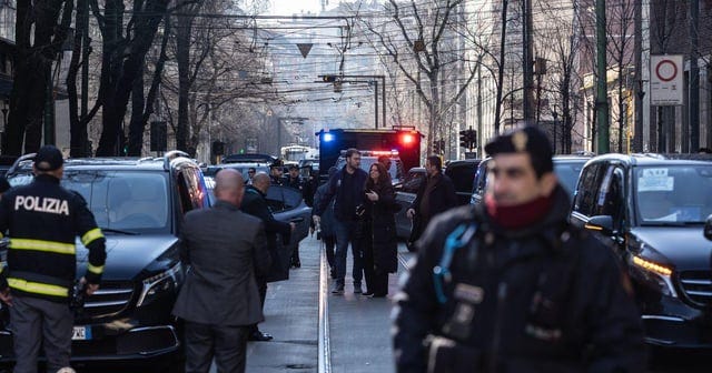 JD Vance ridiculed for 40-car motorcade taking him down tiny Italian street  : r/europe