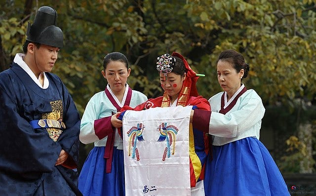 When the wedding ceremony is over, the bride goes to the groom’s for bowing-greeting session to her parents-in-laws and other elders. This formality is called Hyeonkukoryeo. She brings along with her food as the present for this occasion, which is called Pyebaek.