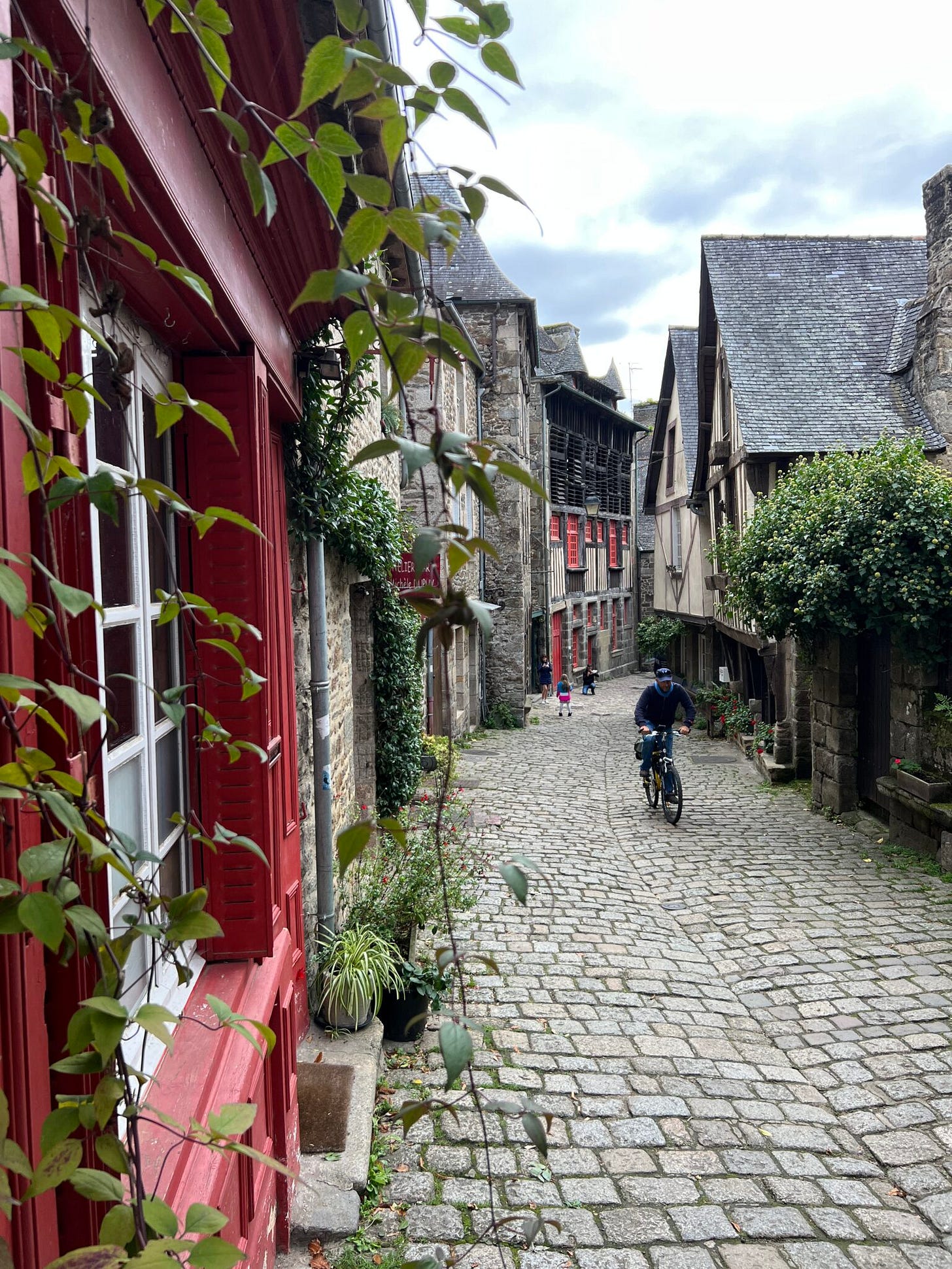 Dinan, Frankreich, schmale steile Gasse, mittelalterlich
