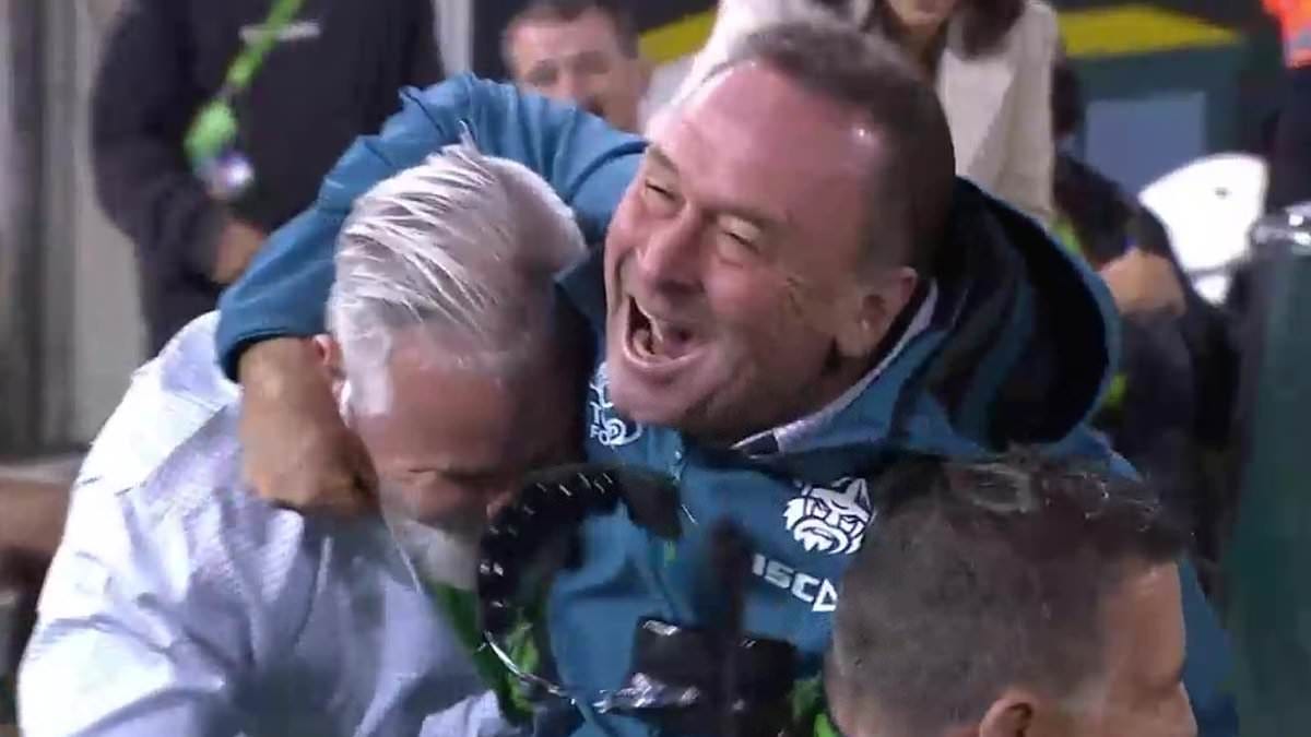Canberra Raiders boss Ricky Stuart: The NRL's angriest coach loses his mind  in wild sideline scenes as his team pulls off a miracle | Daily Mail Online