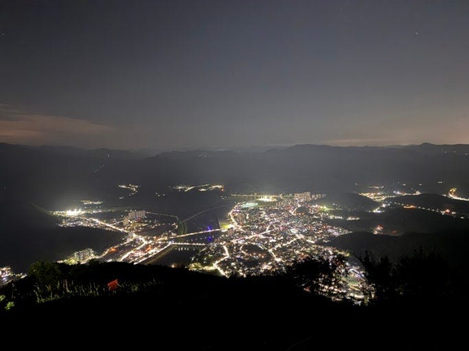 The best night view of the area, serving as an excellent scenic and educational spot The best night view of the area, serving as an excellent scenic and educational spot