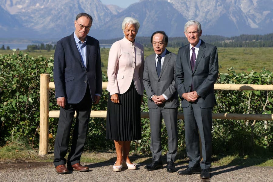 Từ trái qua: Thống đốc Ngân hàng Trung ương Anh (BOE) Andrew Bailey, Chủ tịch Ngân hàng Trung ương châu Âu (ECB) Christine Lagarde, Thống đốc Ngân hàng Trung ương Nhật Bản (BOJ) Kazuo Ueda, và Chủ tịch Cục Dự trữ Liên bang Mỹ (Fed) Jerome Powell tại hội nghị Jackson Hole ngày 22/8/2025 - Ảnh: Reuters. Từ trái qua: Thống đốc Ngân hàng Trung ương Anh (BOE) Andrew Bailey, Chủ tịch Ngân hàng Trung ương châu Âu (ECB) Christine Lagarde, Thống đốc Ngân hàng Trung ương Nhật Bản (BOJ) Kazuo Ueda, và Chủ tịch Cục Dự trữ Liên bang Mỹ (Fed) Jerome Powell tại hội nghị Jackson Hole ngày 22/8/2025 - Ảnh: Reuters.