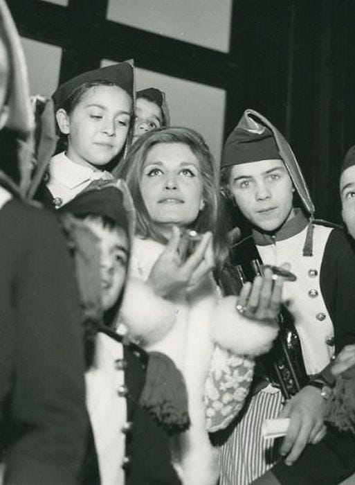 Dalida bust - photo of Dalida with Poulbots