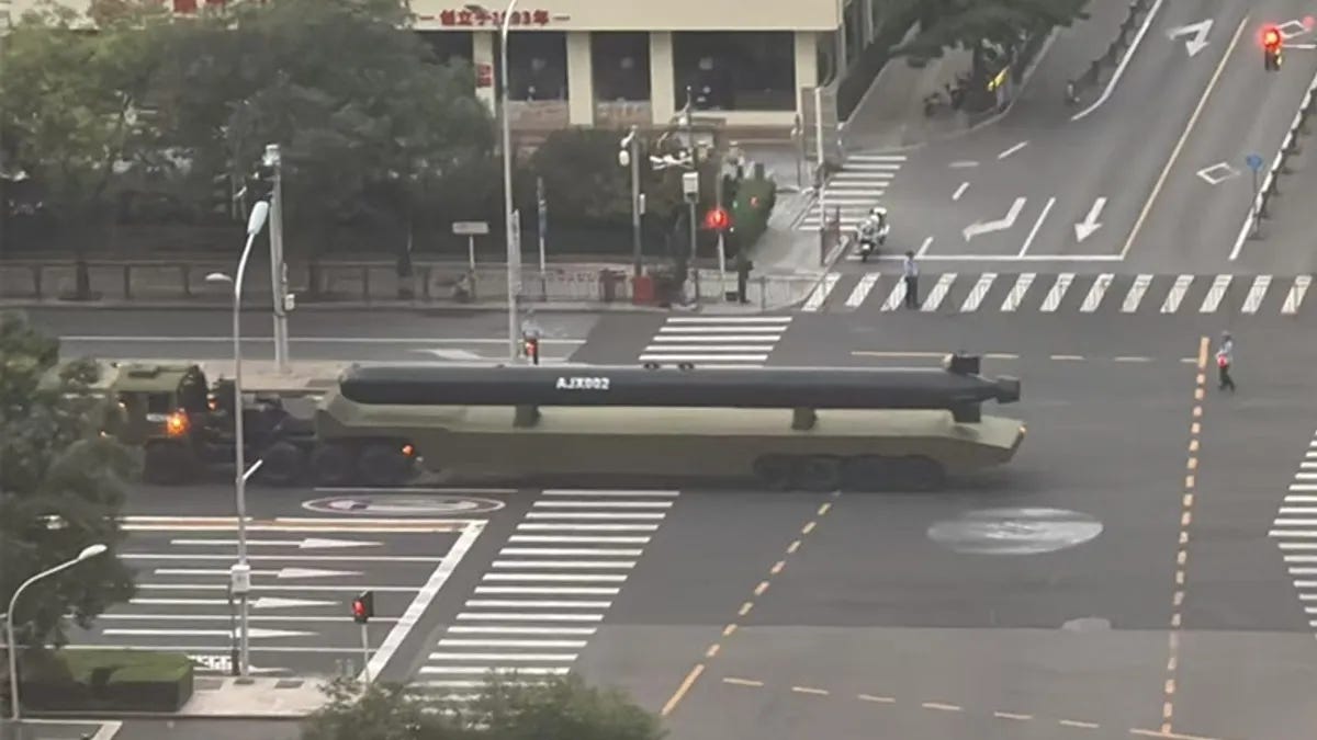 疑似新型鱼雷出现长安街头/图片田畅提供 疑似新型鱼雷出现长安街头/图片田畅提供