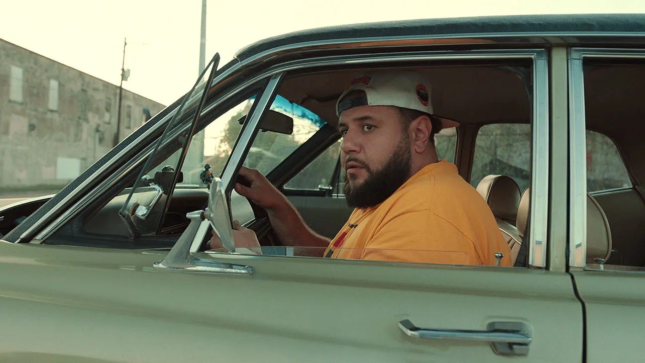 Still from Mo (2025), created by Mo Amer and Ramy Youssef — reviewed by Edin Čusto for The Self-Reproaching Critic (src.ba).