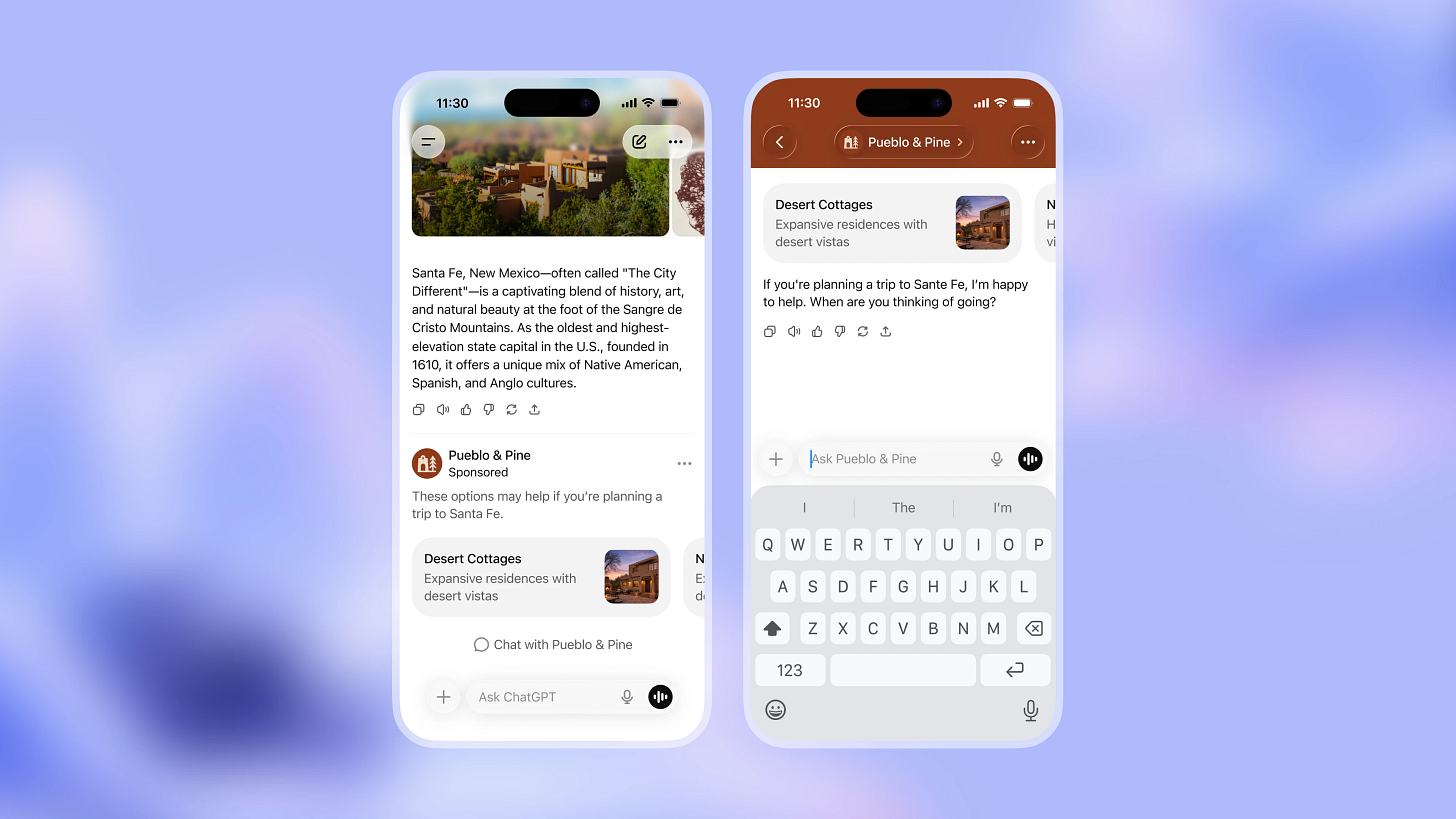 Два экрана смартфона с беседой ChatGPT о поездке в Санта-Фе (Нью-Мексико): слева — информационный ответ о путешествии и чётко обозначенное спонсируемое объявление о пустынных коттеджах «Pueblo &amp; Pine», а справа — следующий экран чата с текстовым полем ввода; всё на фоне мягкого голубого градиента.