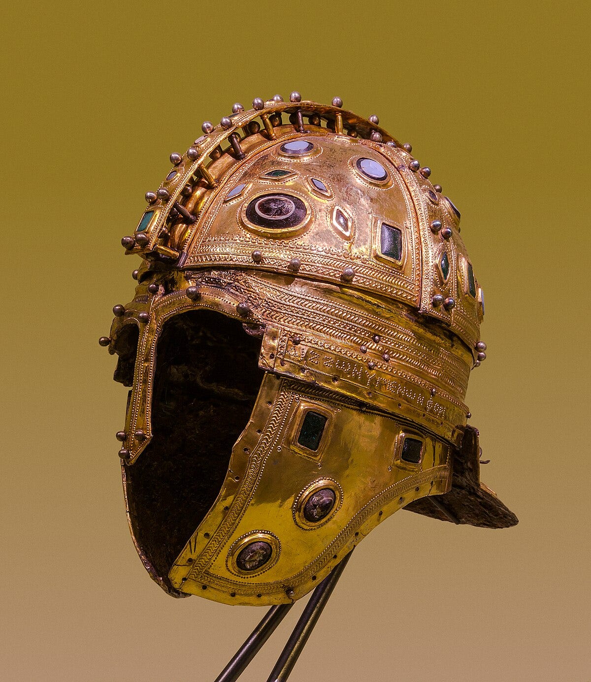 Late Roman ridge helmet - Wikipedia