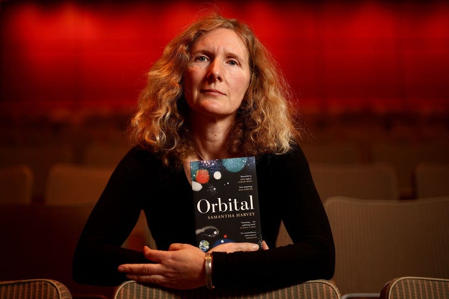 Samantha Harvey ganha o Booker Prize por seu quinto romance, 'Orbital' Samantha Harvey ganha o Booker Prize por seu quinto romance, 'Orbital'