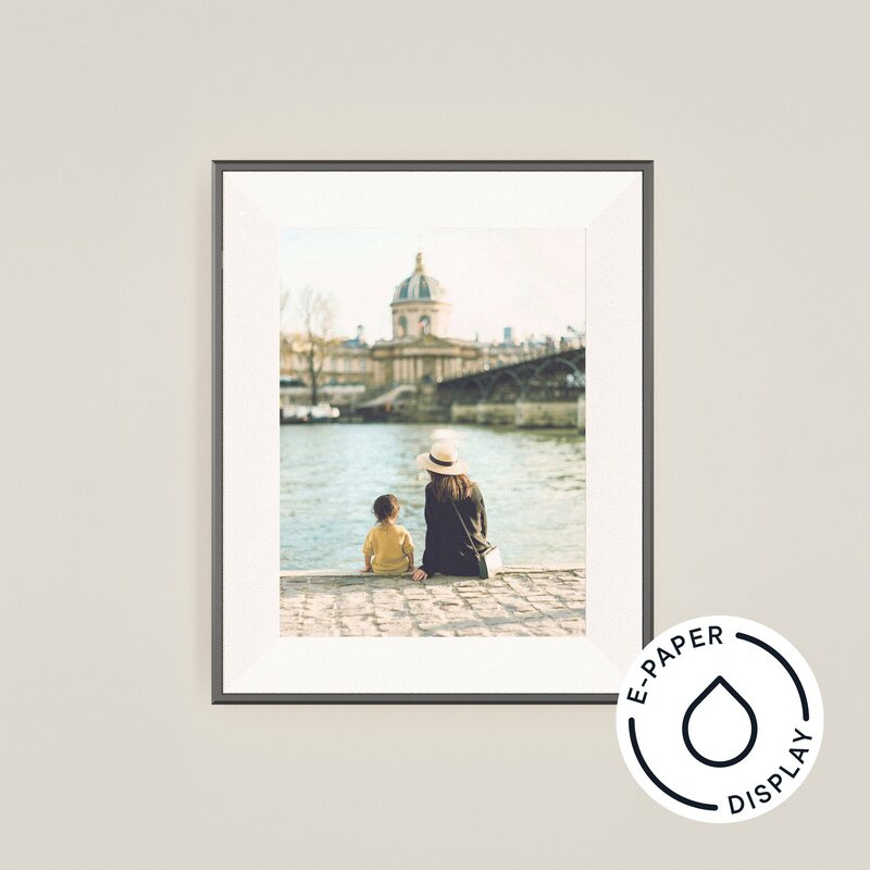 Aura Ink picture frame with photo of Mom and child