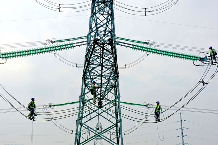 On Sept. 27, in Chuzhou, Anhui province, workers repair power lines. Photo: VCG